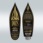 Close-up of KA DOS Reposado bottle labels, shaped like stylized agave leaves. Front label in gold on black reads: “Organic Tequila Reposado”, 40% vol., 700 ml, and “100% Puro de Agave Azul”. Back label highlights aging in rum barrels, tasting notes of dried fruits and vanilla, and brand story centered on a female master distiller. Includes CRT and NOM 1522 certifications, website, and barcode.